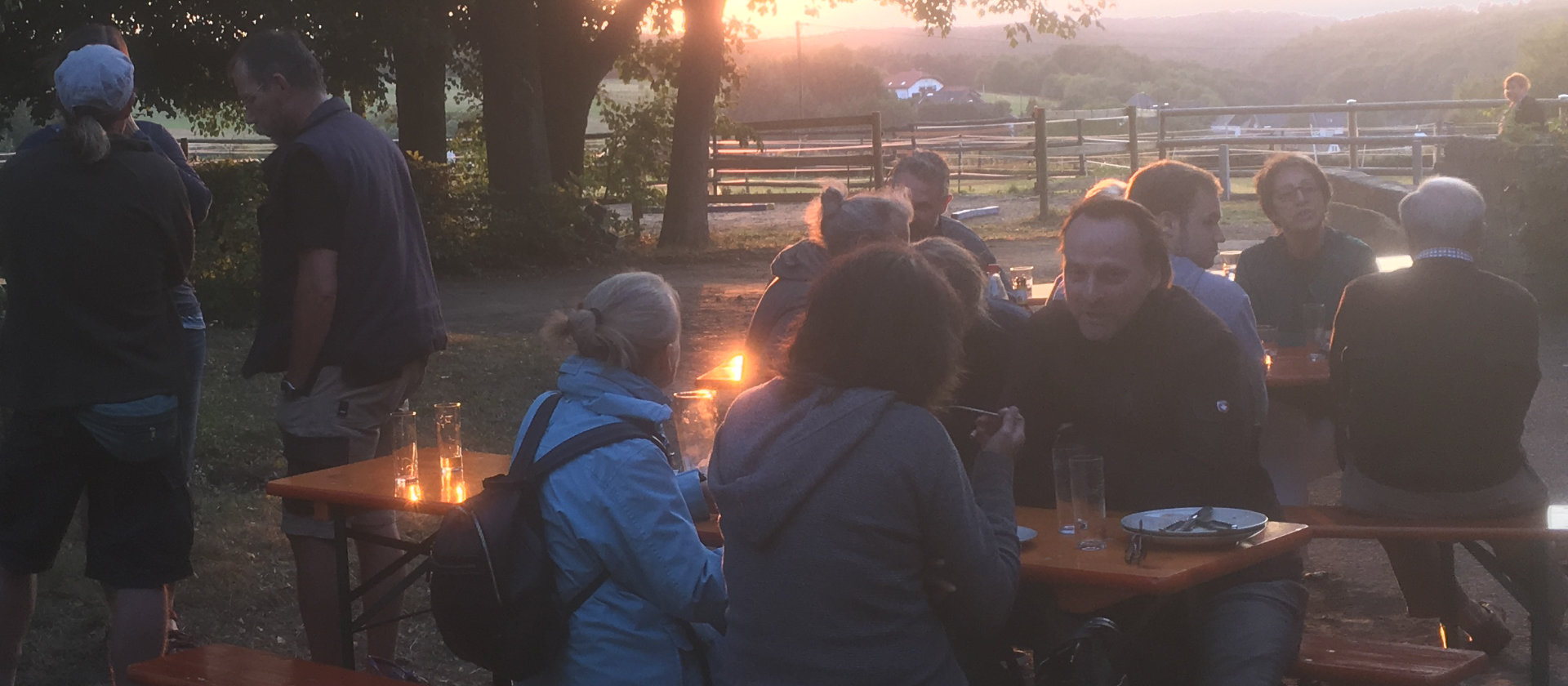Menschen und Pferde am Wonnenberger Hof